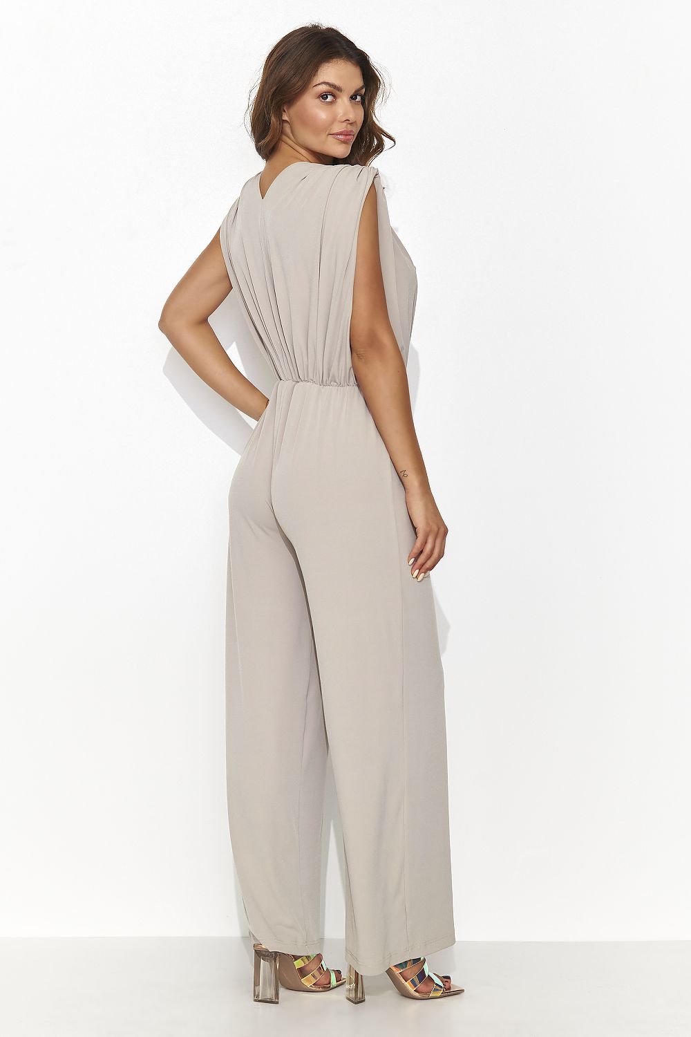 Jumpsuit Numinou til dame fra MS StyleHaven; laget av polyester; farge beige; størrelse 36/38; med sleeveless ermer; perfekt til casual; dress