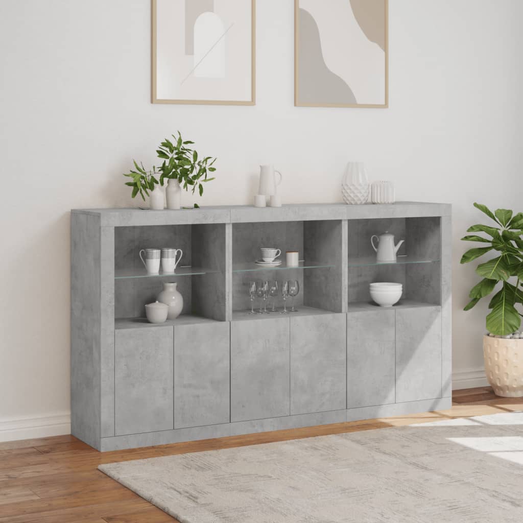 Skjenker og anretningsbord i moderne og klassisk design. Praktiske møbler som gir oppbevaring til servise, glass og tekstiler, samtidig som de tilfører spiseplassen eller stuen et elegant og funksjonelt preg.