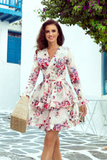 Caroline blomsterkjole – feminin eleganse med volanger og konvolutthals til dame fra MS StyleHaven, laget av polyester, farge Flerfarget, størrelse XL, med long; 3-4 ermer, perfekt til casual; dress
