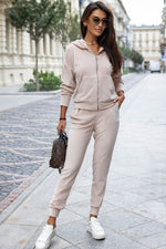 Oppdag vårt utvalg av stilfulle Beige Sett IVON til dame i ulike størrelser og kvalitetsmaterialer – perfekte til jobb; fritid og alle dager. Rask levering og gode priser hos MS Stylehaven. se mer!