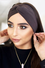 Oppdag vårt utvalg av stilfulle  Pannebånd IVON til dame i ulike størrelser og kvalitetsmaterialer – perfekte til jobb, fritid og alle dager. Rask levering og gode priser hos MS Stylehaven. se mer!