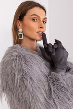 Oppdag vårt utvalg av stilfulle  Hansker AT til dame i ulike størrelser og kvalitetsmaterialer – perfekte til jobb, fritid og alle dager. Rask levering og gode priser hos MS Stylehaven. se mer!