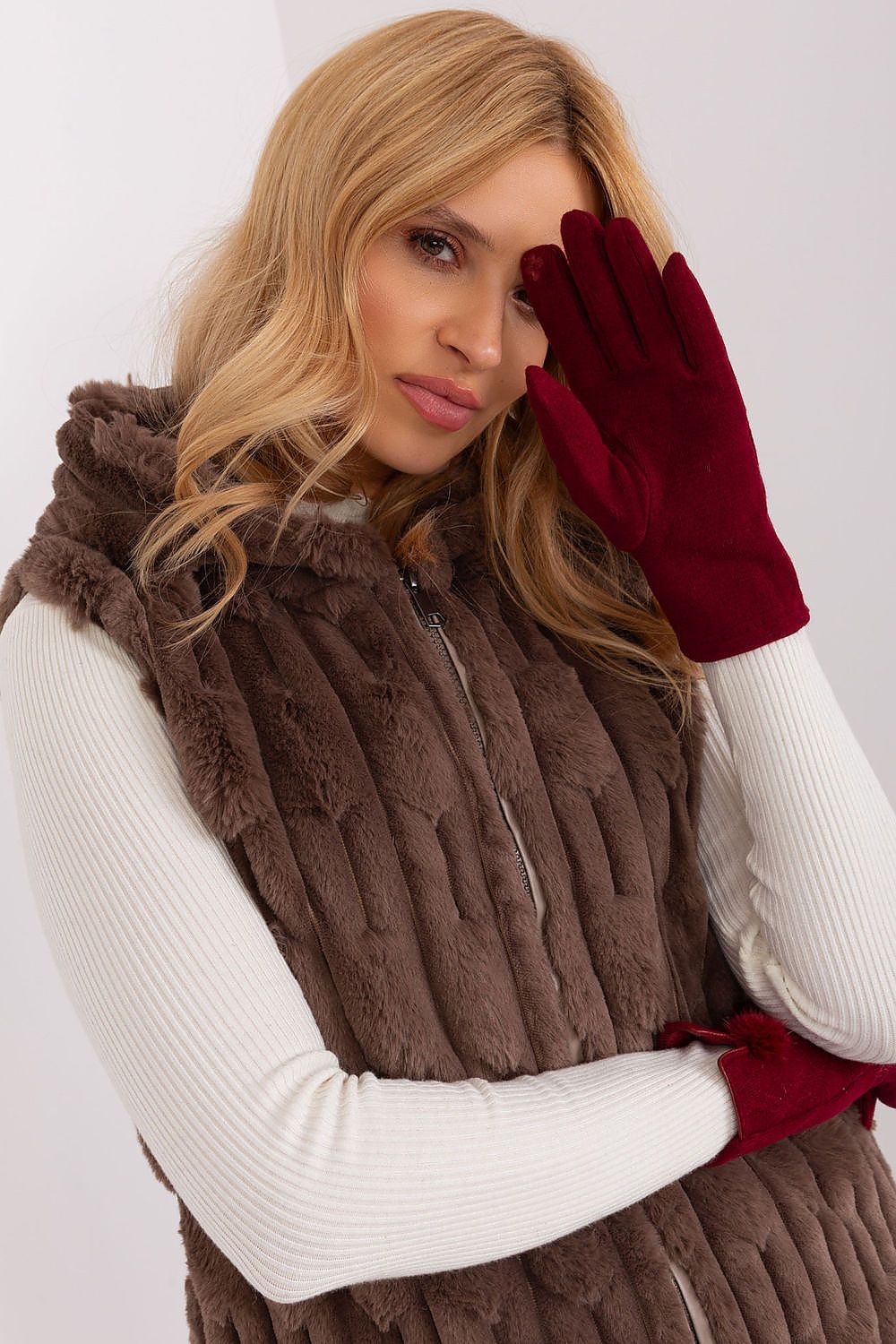 Oppdag vårt utvalg av stilfulle Grå Hansker - AT til dame i ulike størrelser og kvalitetsmaterialer – perfekte til jobb; fritid og alle dager. Rask levering og gode priser hos MS Stylehaven. se mer!