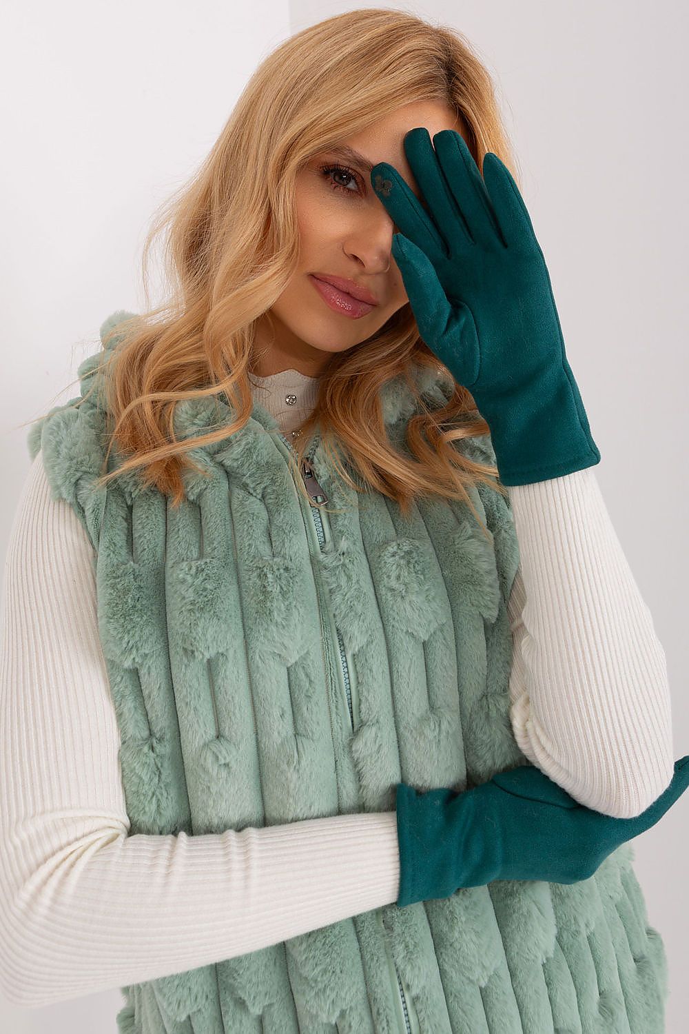 Oppdag vårt utvalg av stilfulle Brun Hansker - AT til dame i ulike størrelser og kvalitetsmaterialer – perfekte til jobb; fritid og alle dager. Rask levering og gode priser hos MS Stylehaven. se mer!