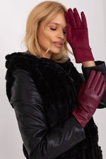 Oppdag vårt utvalg av stilfulle Marineblå Hansker - AT til dame i ulike størrelser og kvalitetsmaterialer – perfekte til jobb; fritid og alle dager. Rask levering og gode priser hos MS Stylehaven. se mer!