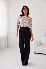 Elsa Satin Wide-Leg Pants by Roco Fashion fra MS StyleHaven, størrelse 40, med short, bukselengde long, kjolelengde mini, kjolestil wrap; a-line