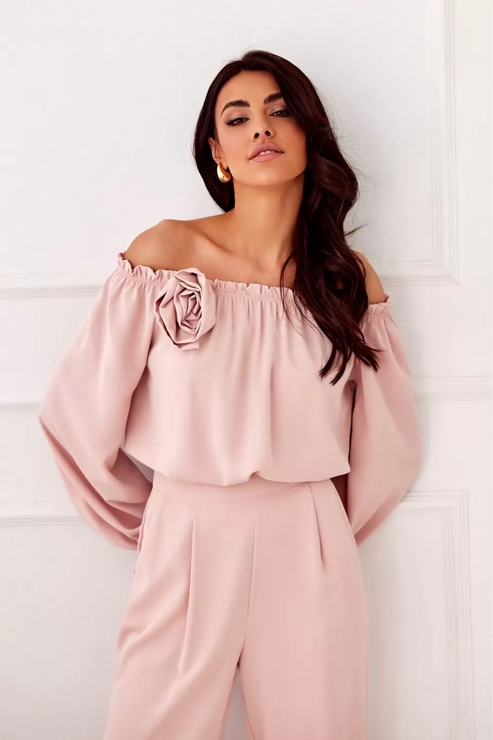 Off-shoulder satengbluse med blomsterdetalj- Roco Fashion fra MS StyleHaven, størrelse 36, med long, bukselengde long, kjolelengde maxi, kjolestil flared; sheath