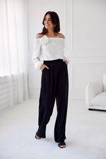 Off-shoulder satengbluse med blomsterdetalj- Roco Fashion fra MS StyleHaven, størrelse 38, med long, bukselengde long, kjolelengde maxi, kjolestil flared; sheath