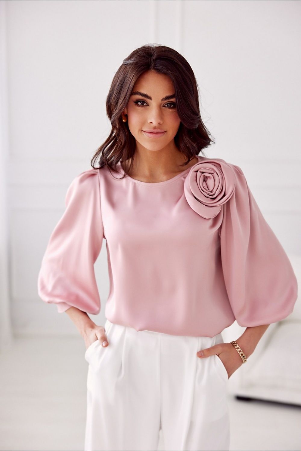 Giana Sateng Bluse med dekorativ rose - Roco Fashion fra MS StyleHaven, størrelse 36, bukselengde long, kjolelengde maxi, kjolestil flared; sheath