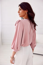 Giana Sateng Bluse med dekorativ rose - Roco Fashion fra MS StyleHaven, størrelse 40, bukselengde long, kjolelengde maxi, kjolestil flared; sheath