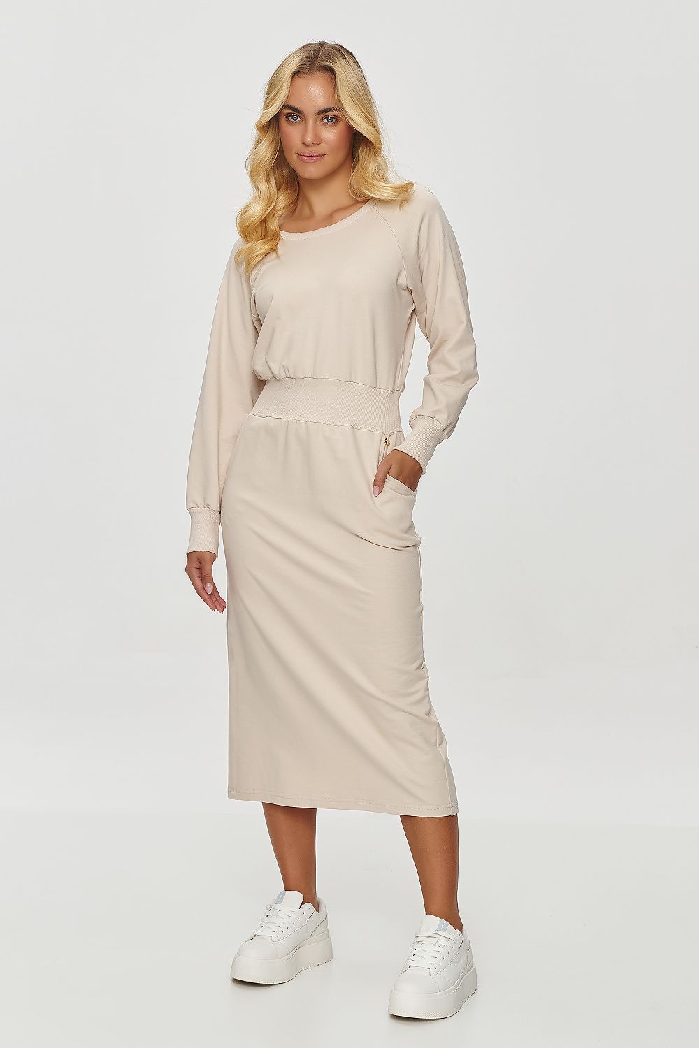 Dagkjole Makadamia til dame fra MS StyleHaven; laget av Bomull; farge beige; stÃ¸rrelse 36; med long ermer; midi lengde; kjolestil sweater; perfekt til casual; dress