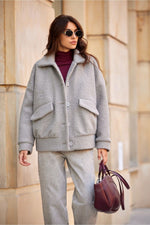 Oppdag vårt utvalg av stilfulle Grå Jakke Roco Fashion til dame i ulike størrelser og kvalitetsmaterialer – perfekte til jobb; fritid og alle dager. Rask levering og gode priser hos MS Stylehaven. se mer!