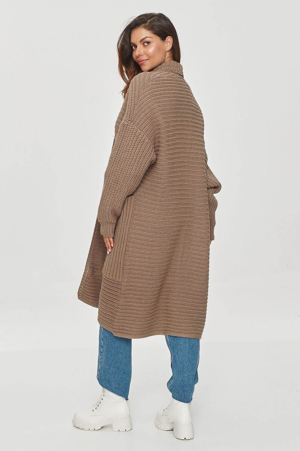 Oppdag vårt utvalg av stilfulle  Cardigan Makadamia til dame i ulike størrelser og kvalitetsmaterialer – perfekte til jobb, fritid og alle dager. Rask levering og gode priser hos MS Stylehaven. se mer!