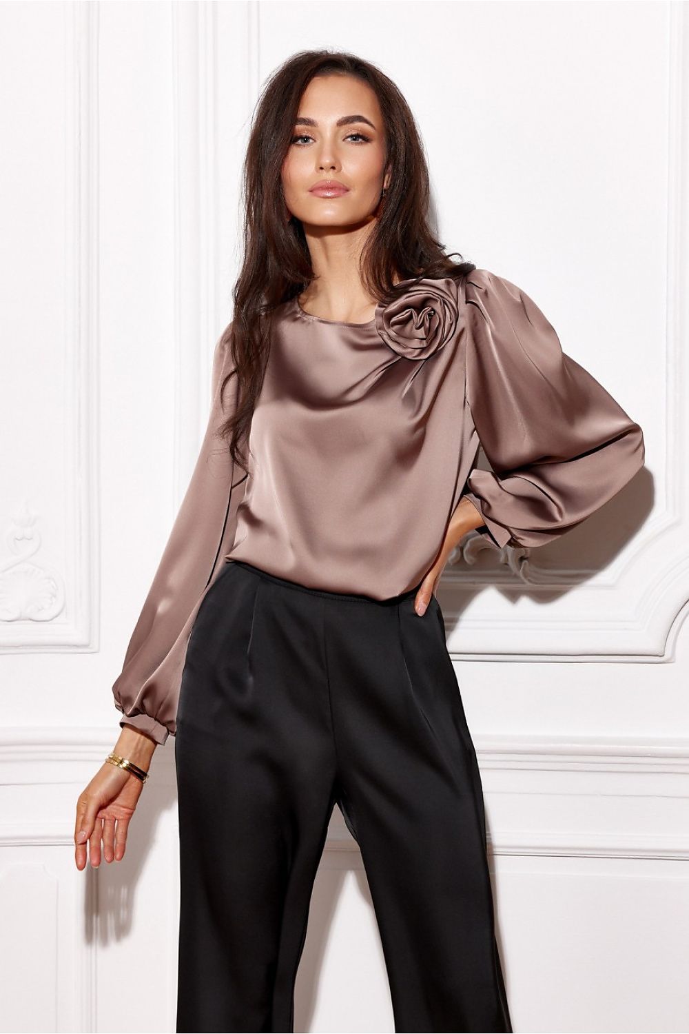 Evelyn – satengblusen med puffede ermene - Roco Fashion fra MS StyleHaven, størrelse 36, med long, bukselengde long, kjolelengde midi, kjolestil wrap; a-line