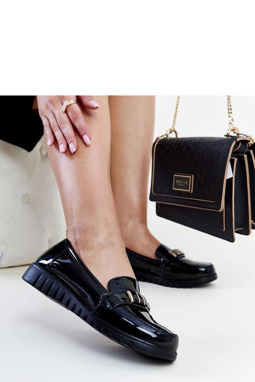 Oppdag vårt utvalg av stilfulle Svart Mokassin Solea til dame i ulike størrelser og kvalitetsmaterialer – perfekte til jobb, fritid og alle dager. Rask levering og gode priser hos MS Stylehaven. se mer!