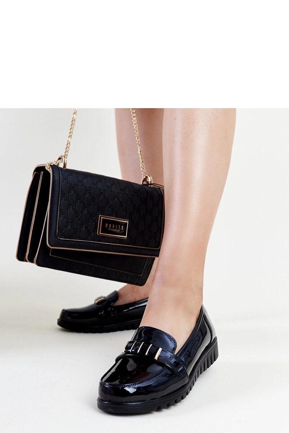 Oppdag vårt utvalg av stilfulle Svart Mokassin Solea til dame i ulike størrelser og kvalitetsmaterialer – perfekte til jobb, fritid og alle dager. Rask levering og gode priser hos MS Stylehaven. se mer!