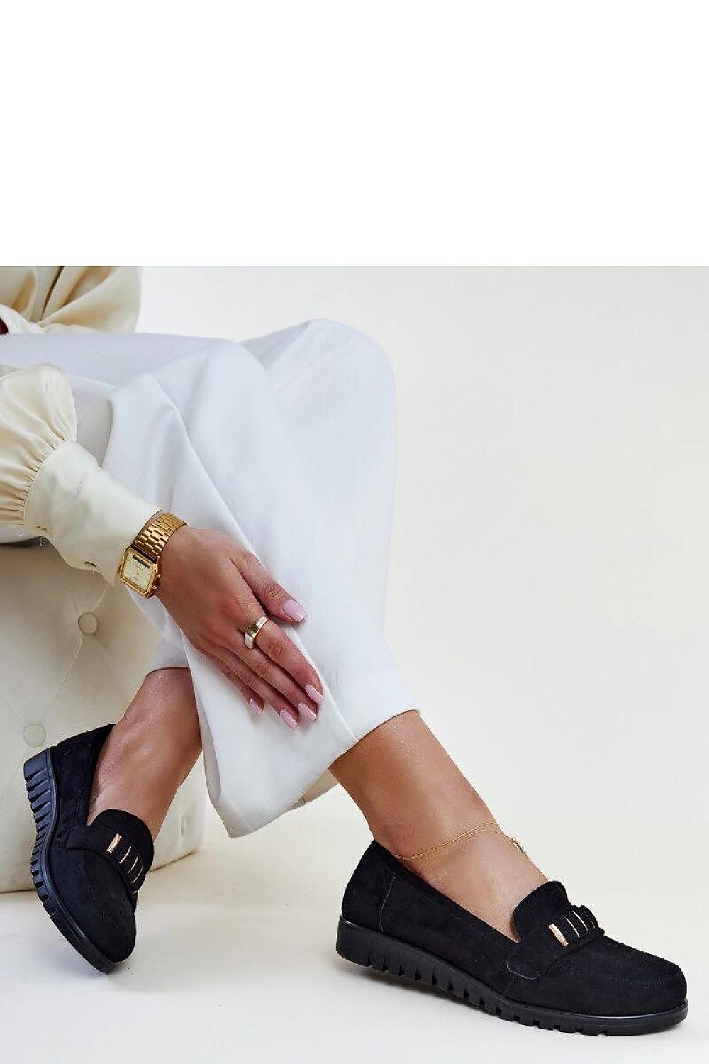 Oppdag vårt utvalg av stilfulle Svart Mokassin Solea til dame i ulike størrelser og kvalitetsmaterialer – perfekte til jobb, fritid og alle dager. Rask levering og gode priser hos MS Stylehaven. se mer!