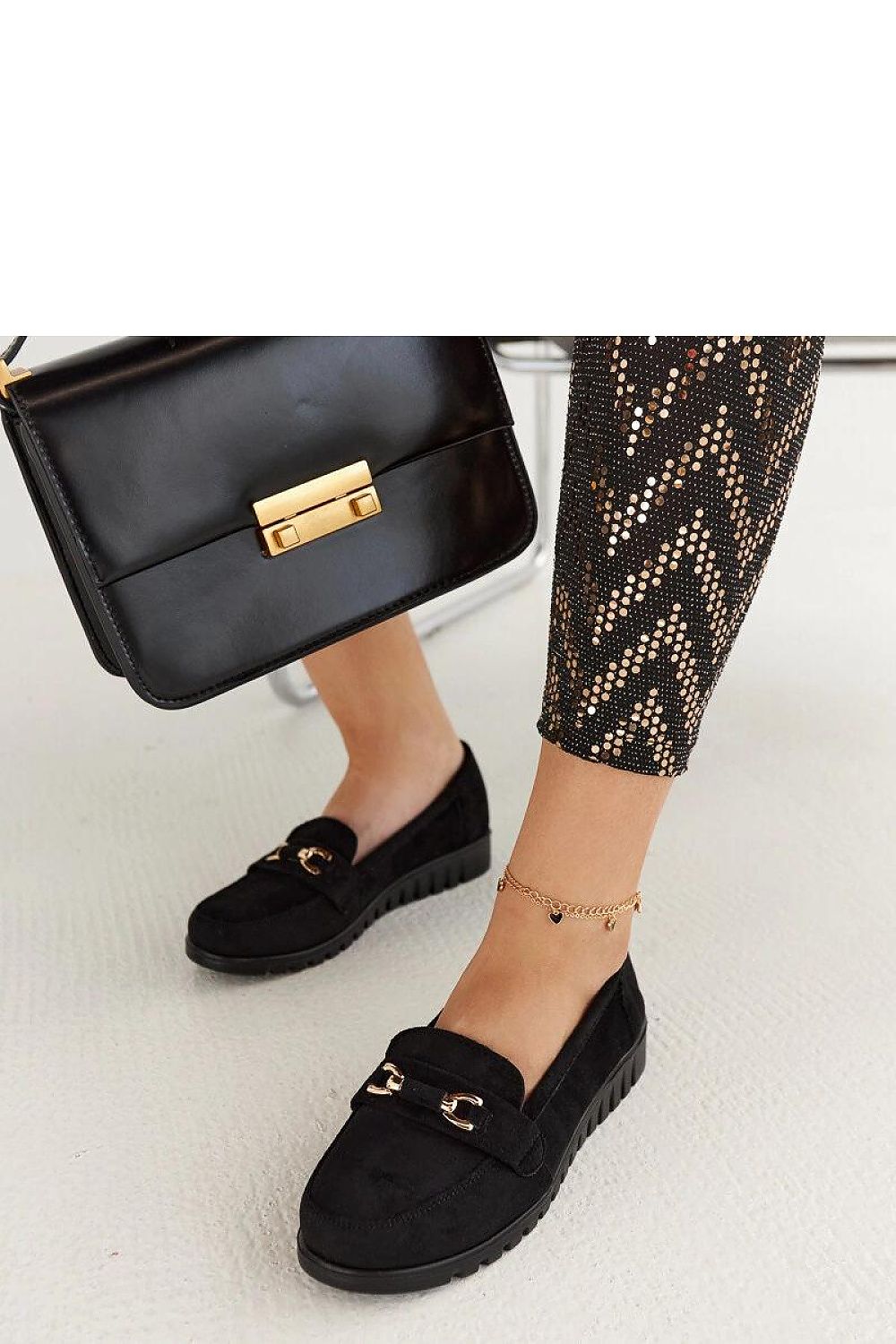 Oppdag vårt utvalg av stilfulle Svart Mokassin Solea til dame i ulike størrelser og kvalitetsmaterialer – perfekte til jobb, fritid og alle dager. Rask levering og gode priser hos MS Stylehaven. se mer!