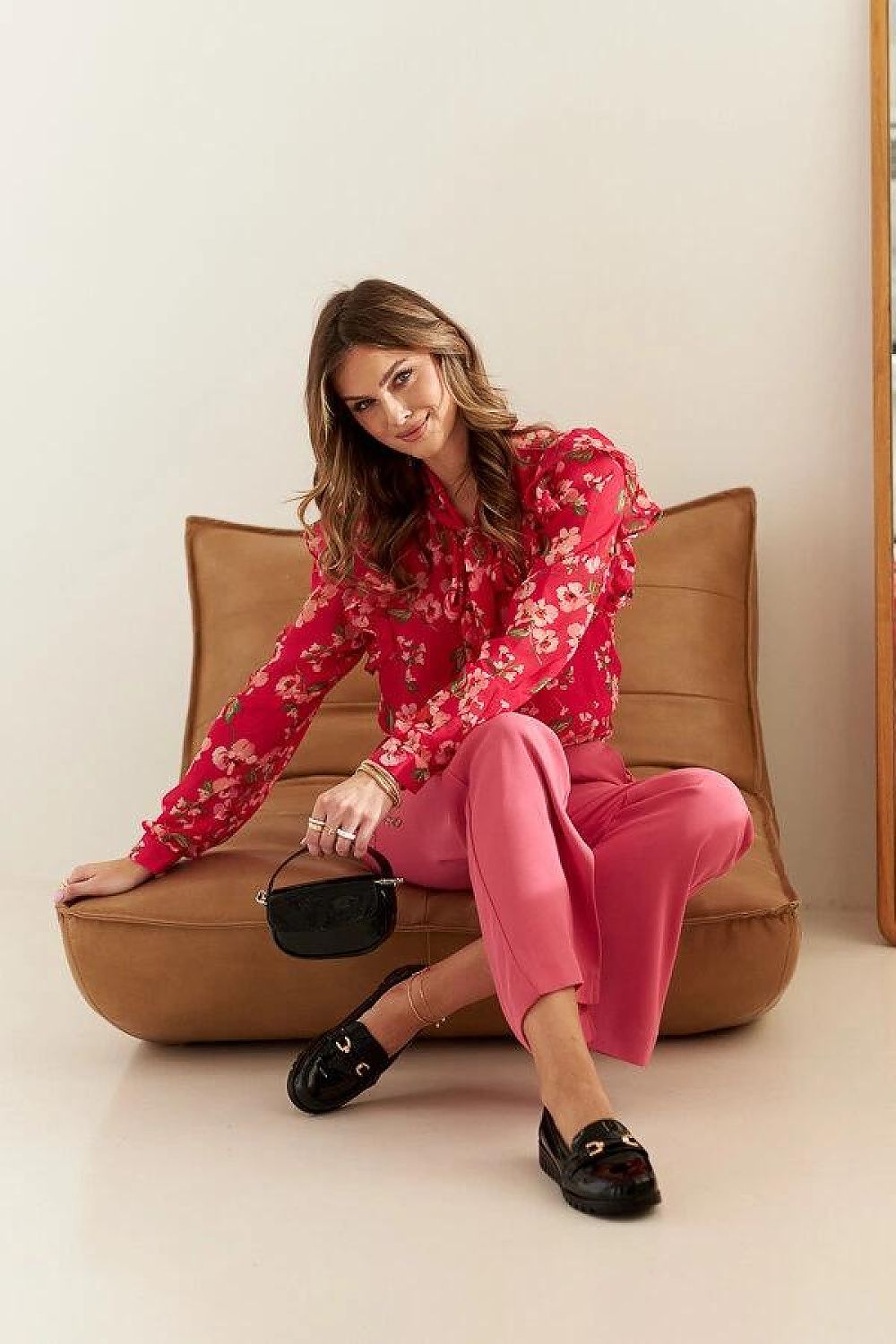 Oppdag vårt utvalg av stilfulle Svart 2 Mokassin Solea til dame i ulike størrelser og kvalitetsmaterialer – perfekte til jobb, fritid og alle dager. Rask levering og gode priser hos MS Stylehaven. se mer!