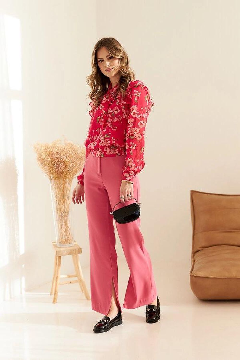 Oppdag vårt utvalg av stilfulle Svart 2 Mokassin Solea til dame i ulike størrelser og kvalitetsmaterialer – perfekte til jobb, fritid og alle dager. Rask levering og gode priser hos MS Stylehaven. se mer!