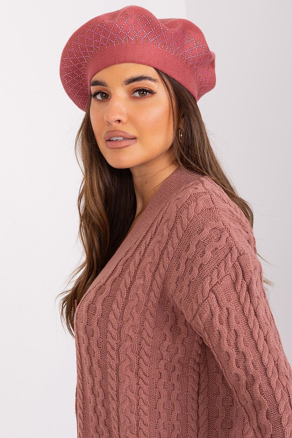 Oppdag vårt utvalg av stilfulle Beige Beret- AT til dame i ulike størrelser og kvalitetsmaterialer – perfekte til jobb; fritid og alle dager. Rask levering og gode priser hos MS Stylehaven. se mer!