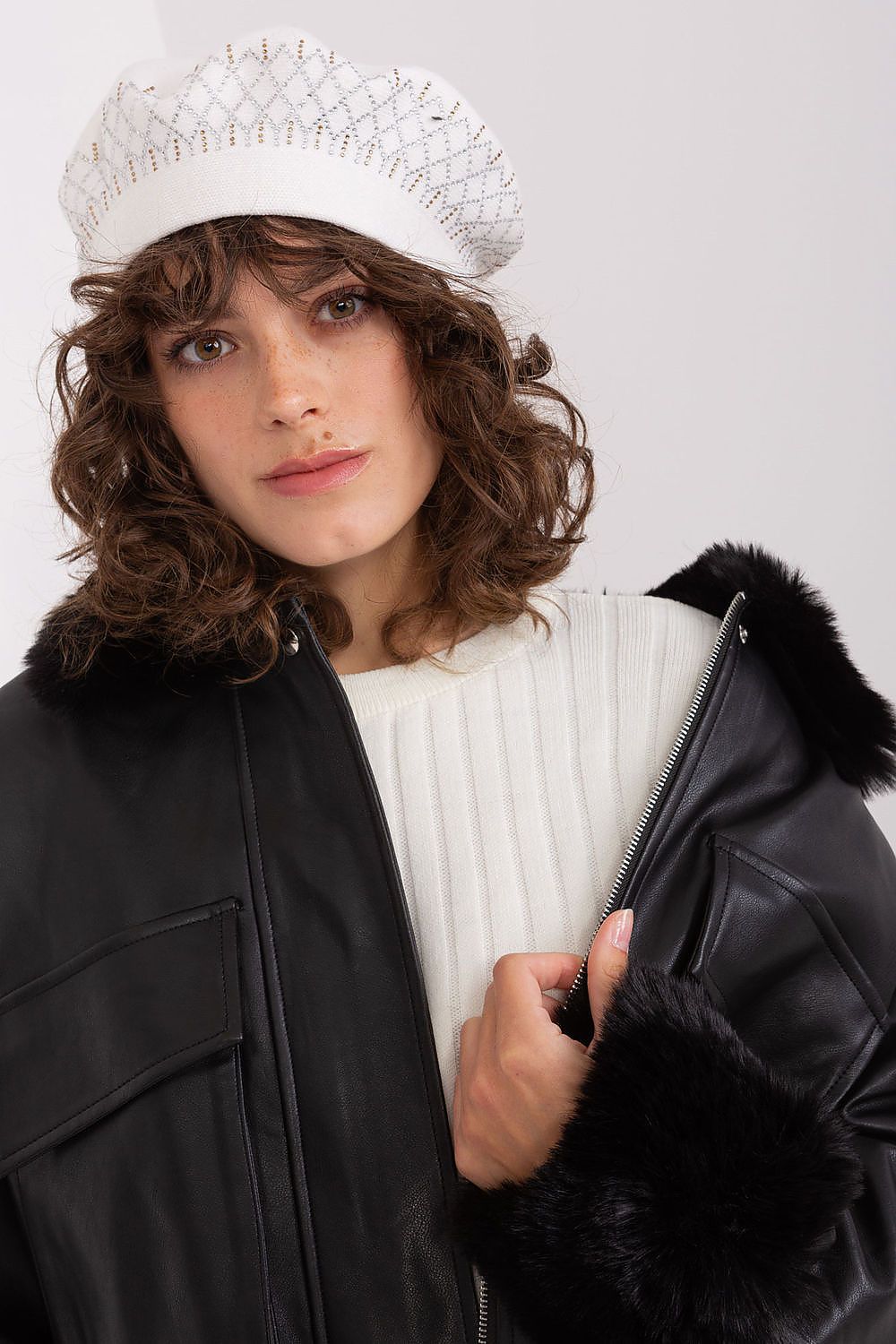 Oppdag vårt utvalg av stilfulle  Beret- AT til dame i ulike størrelser og kvalitetsmaterialer – perfekte til jobb; fritid og alle dager. Rask levering og gode priser hos MS Stylehaven. se mer!