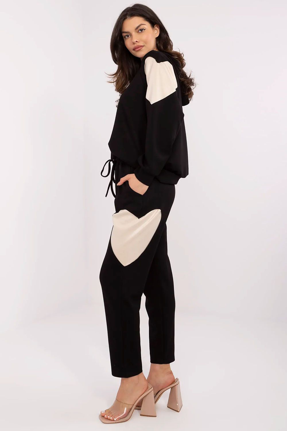 Oppdag vårt utvalg av stilfulle Beige Sett Italia Moda til dame i ulike størrelser og kvalitetsmaterialer - perfekte til jobb, fritid og alle dager. Rask levering og gode priser hos MS Stylehaven. se mer!