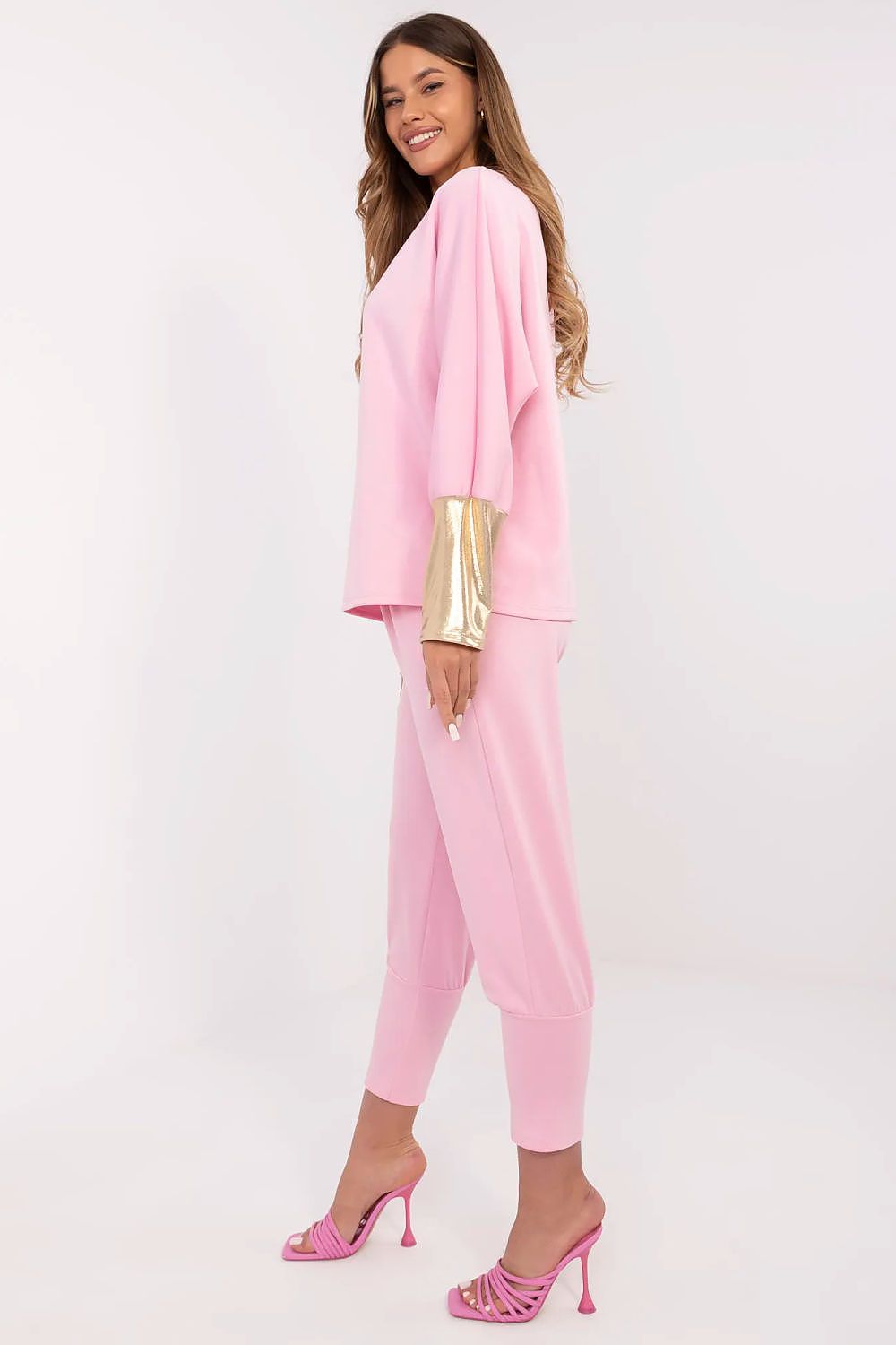 Oppdag vårt utvalg av stilfulle Beige Sett Italia Moda til dame i ulike størrelser og kvalitetsmaterialer – perfekte til jobb, fritid og alle dager. Rask levering og gode priser hos MS Stylehaven. se mer!