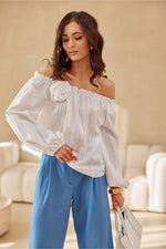 Off-Shoulder romantisk bluse - Roco   with Puffy Sleeves & Rose – Roco Fashion fra MS StyleHaven, størrelse 36, med long, bukselengde long, kjolelengde maxi, kjolestil flared; gown