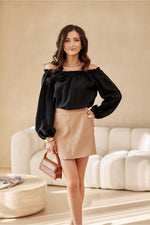 Off-Shoulder romantisk bluse - Roco   with Puffy Sleeves & Rose – Roco Fashion fra MS StyleHaven, størrelse 36, med long, bukselengde long, kjolelengde maxi, kjolestil flared; gown