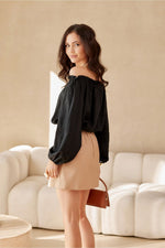 Off-Shoulder romantisk bluse - Roco   with Puffy Sleeves & Rose – Roco Fashion fra MS StyleHaven, størrelse 40, med long, bukselengde long, kjolelengde maxi, kjolestil flared; gown