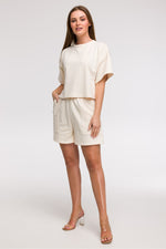 BeWear Loose Cropped Bluse til dame fra MS StyleHaven, laget av Bomull; polyester, farge beige, størrelse L/XL, med short ermer, perfekt til casual; dress