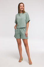 BeWear Loose Cropped Bluse til dame fra MS StyleHaven, laget av Bomull; polyester, farge Grønn, størrelse L/XL, med short ermer, perfekt til casual; dress