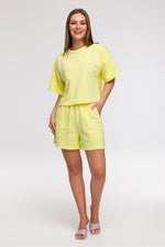 BeWear Loose Cropped Bluse til dame fra MS StyleHaven, laget av Bomull; polyester, farge Gul, størrelse L/XL, med short ermer, perfekt til casual; dress