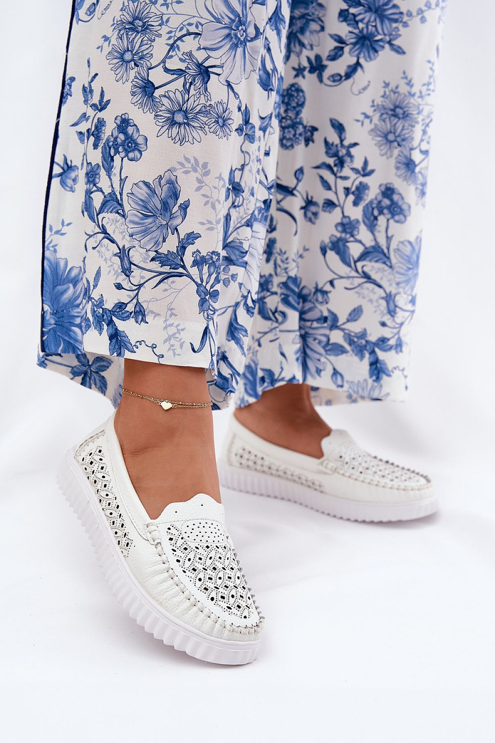 Mocassin Step in Style til dame fra MS StyleHaven, laget av Bomull, med detaljer i leather, farge Hvit, størrelse 36, med short ermer, hælhøyde low; flat, skostørrelse 36; 37; 38; 39; 40; 41, perfekt til casual