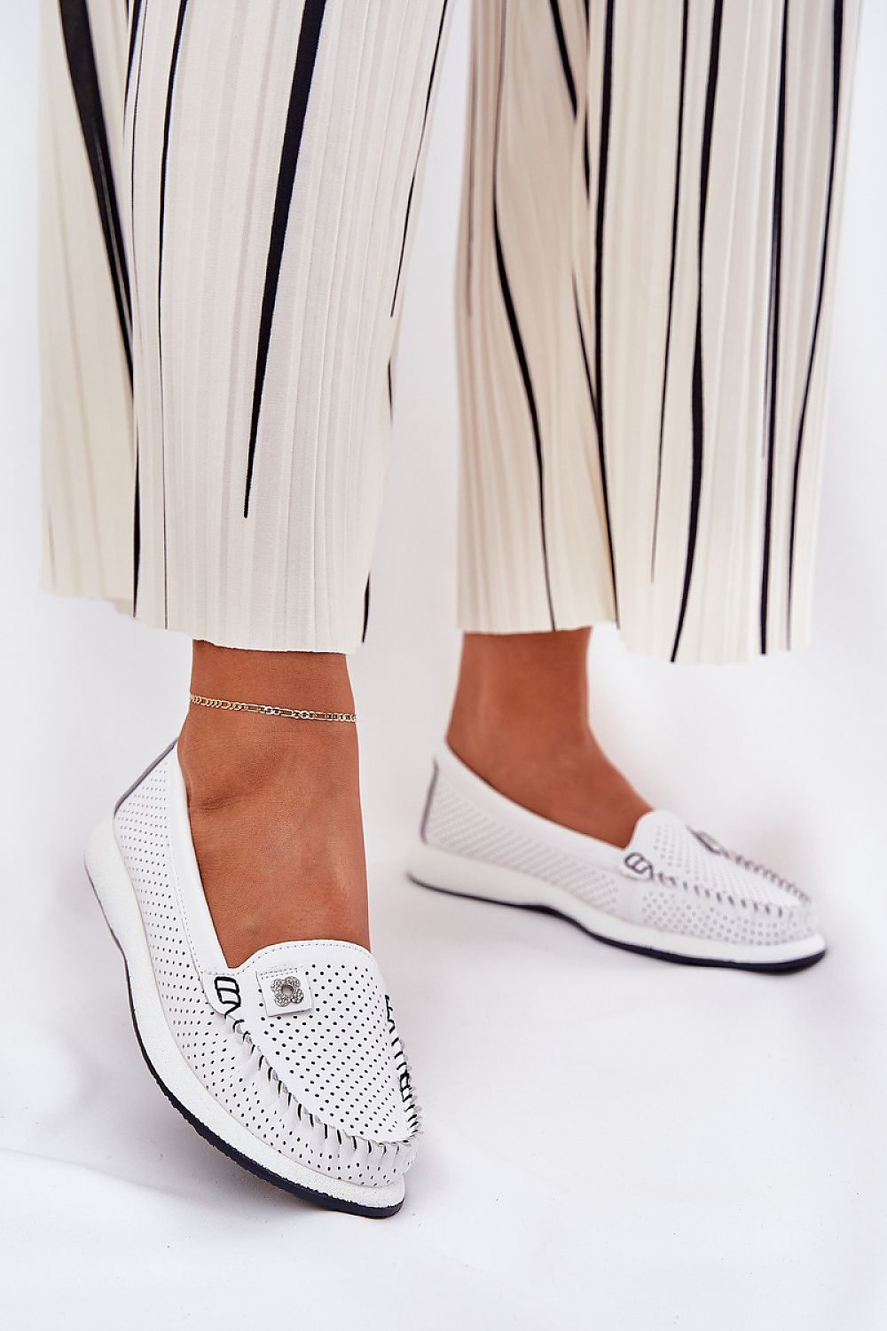 Mocassin Step in Style til dame fra MS StyleHaven, laget av Bomull, med detaljer i leather, farge Hvit, størrelse 36, med short ermer, hælhøyde mid; high, skostørrelse 36; 37; 38; 39; 40; 41, perfekt til casual