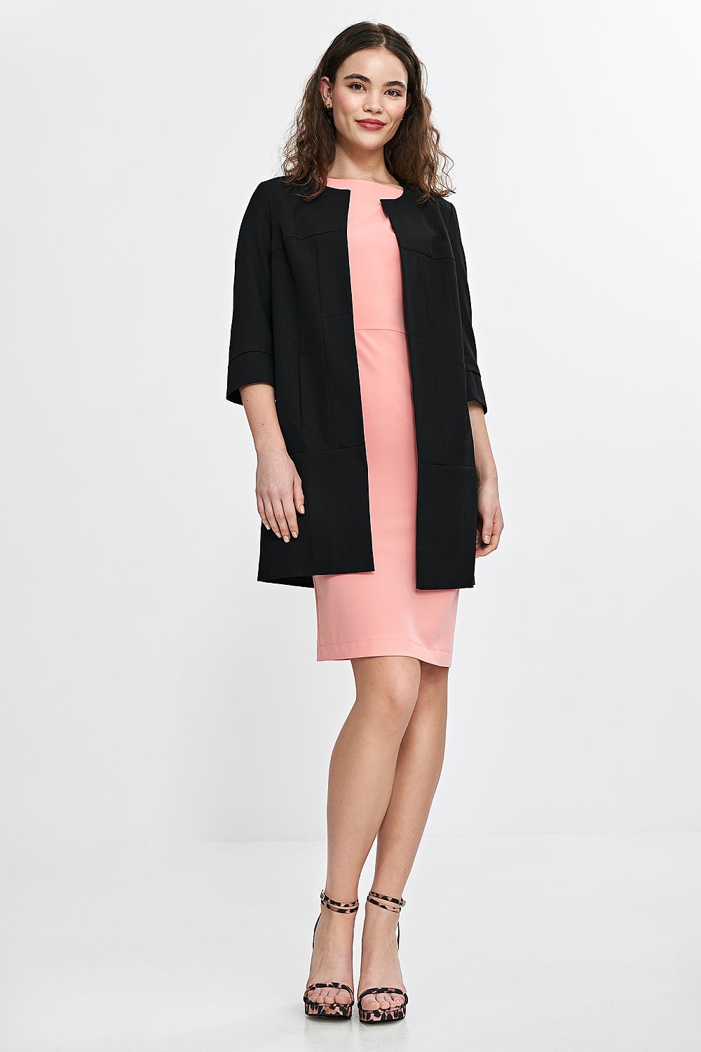 Oppdag vårt utvalg av stilfulle Svart Jakke Nife til dame i ulike størrelser og kvalitetsmaterialer – perfekte til jobb, fritid og alle dager. Rask levering og gode priser hos MS Stylehaven. se mer!