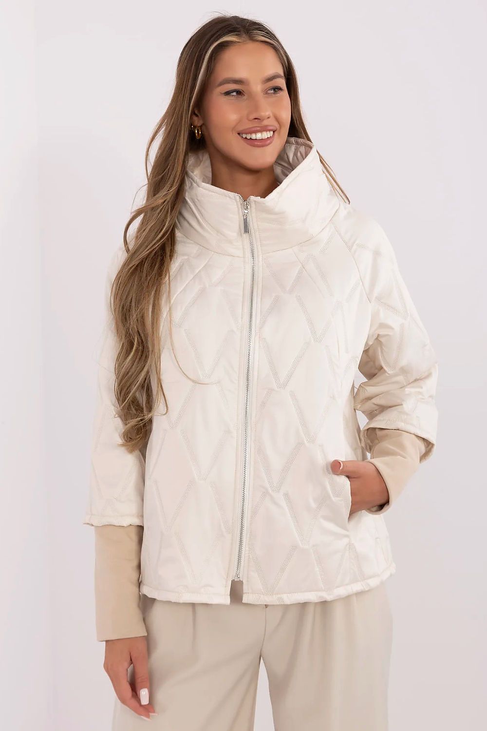 Oppdag vårt utvalg av stilfulle Svart Jakke Italia Moda til dame i ulike størrelser og kvalitetsmaterialer – perfekte til jobb, fritid og alle dager. Rask levering og gode priser hos MS Stylehaven. se mer!