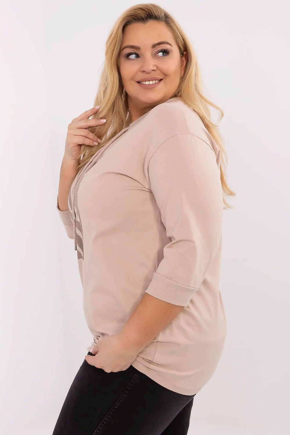 Oppdag vårt utvalg av stilfulle Beige 2 Plus size bluse - Relevance til dame i ulike størrelser og kvalitetsmaterialer – perfekte til jobb, fritid og alle dager. Rask levering og gode priser hos MS Stylehaven. se mer!