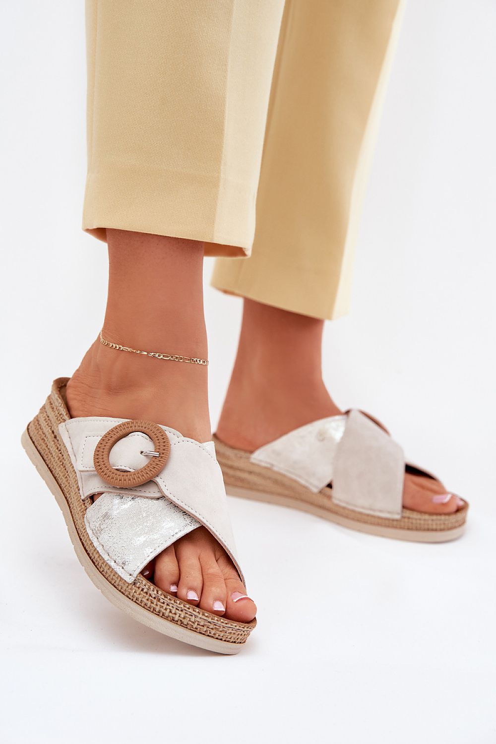 Flip-flops Step in Style til dame fra MS StyleHaven, laget av Bomull, med detaljer i faux-leather; suede; synthetic, farge beige, størrelse 36, med short ermer, hælhøyde low, skostørrelse 36; 37; 38; 39; 40; 41, perfekt til casual