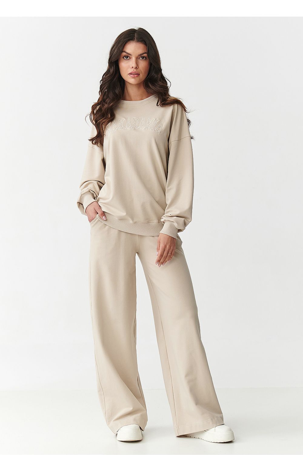 Oppdag vårt utvalg av stilfulle Brun Sett Makadamia til dame i ulike størrelser og kvalitetsmaterialer – perfekte til jobb; fritid og alle dager. Rask levering og gode priser hos MS Stylehaven. se mer!