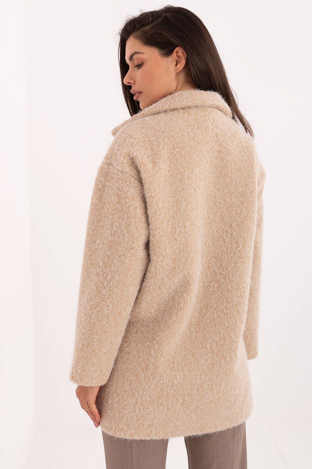 Oppdag vårt utvalg av stilfulle Rød Pris på frakkfabrikk til dame i ulike størrelser og kvalitetsmaterialer – perfekte til jobb, fritid og alle dager. Rask levering og gode priser hos MS Stylehaven. se mer!