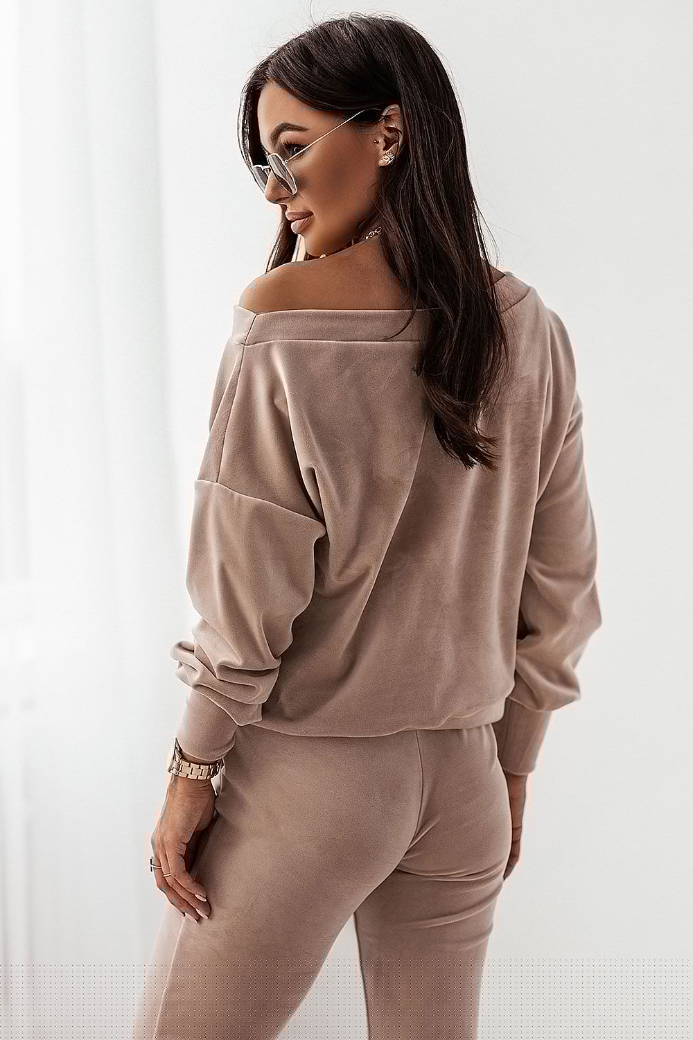 Velour Bliss – Elegant komfortsett IVON til dame fra MS StyleHaven, laget av polyester; Velur, farge beige, størrelse XS/S, med sleeveless ermer, perfekt til casual; dress