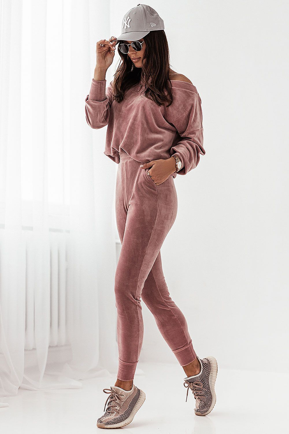 Velour Bliss – Elegant komfortsett IVON til dame fra MS StyleHaven, laget av polyester; Velur, farge beige, størrelse M/L, med sleeveless ermer, perfekt til casual; dress