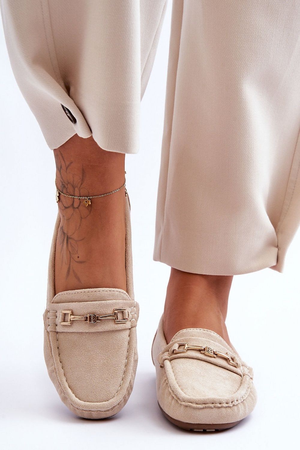 Mocassin Step in Style til dame fra MS StyleHaven, laget av polyester, med detaljer i suede; faux-leather, farge beige, størrelse 36, med long ermer, hælhøyde low; flat, skostørrelse 36; 37; 38; 39; 40; 41, perfekt til casual; dress