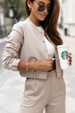 Oppdag vårt utvalg av stilfulle Beige Jakke IVON til dame i ulike størrelser og kvalitetsmaterialer – perfekte til jobb; fritid og alle dager. Rask levering og gode priser hos MS Stylehaven. se mer!