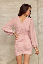 Drapert minikjole med V-utringning – Roco Fashion fra MS StyleHaven, størrelse 40, med long, bukselengde long, kjolelengde mini, kjolestil sheath; a-line