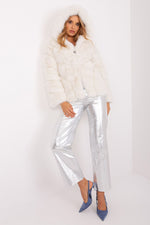 Oppdag vårt utvalg av stilfulle Beige Jakke - AT til dame i ulike størrelser og kvalitetsmaterialer – perfekte til jobb; fritid og alle dager. Rask levering og gode priser hos MS Stylehaven. se mer!