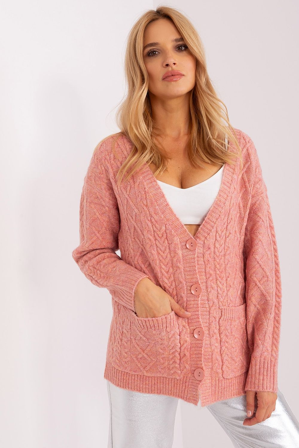 Oppdag vårt utvalg av stilfulle Rosa Cardigan – AT til dame i ulike størrelser og kvalitetsmaterialer – perfekte til jobb; fritid og alle dager. Rask levering og gode priser hos MS Stylehaven. se mer!